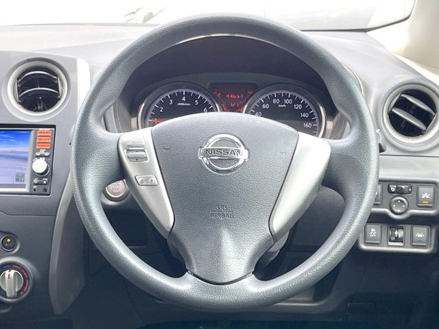�C���e���A�ɍ��킹���f�U�C���̃X�e�A�����O�́A�^�]�������̂��Ƃ��l���A�^�]���₷���`��A�傫���ł��B�����x�A���ۂɐG���Ă��m���߂��������B