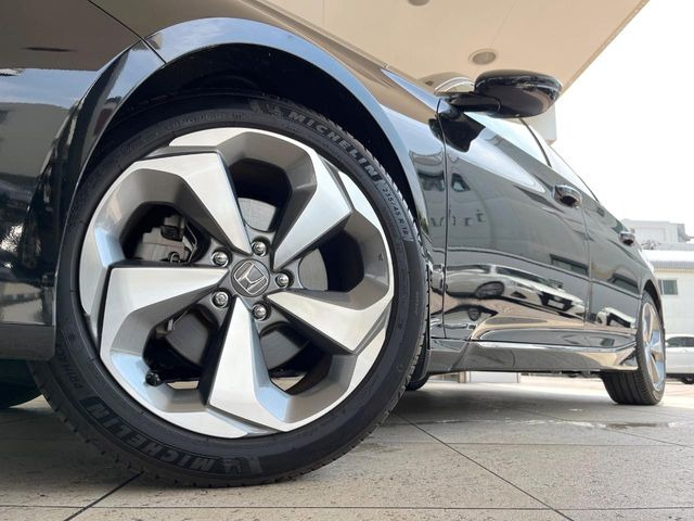 �y����18�C���`�A���~�z�C�[���z�O�ςɃ}�b�`���������A���~�z�C�[���𑕒����Ă���܂��B�e��ЊO�A���~�z�C�[����A�X�^�b�h���X�^�C�����戵�����Ă���܂��B���񂲑��k����������