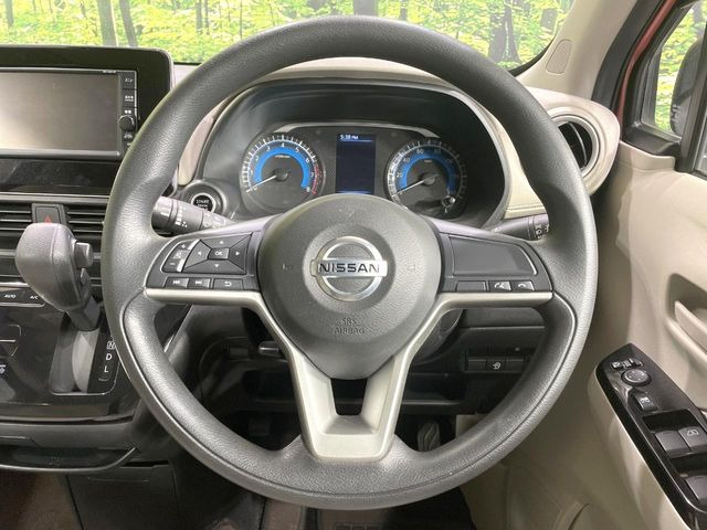 �C���e���A�ɍ��킹���f�U�C���̃X�e�A�����O�́A�^�]�������̂��Ƃ��l���A�^�]���₷���`��A�傫���ł��B�����x�A���ۂɐG���Ă��m���߂��������B