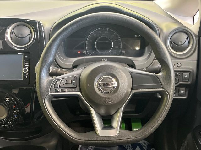 インテリアに合わせたデザインのステアリングは、運転される方のことも考え、運転しやすい形状、大きさです。是非一度、実際に触ってお確かめください。
