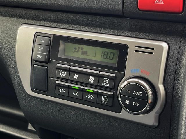 【オートエアコン】一度お好みの温度に設定すれば、車内の温度を検知し風量や温度を自動で調整。暑い&hellip;寒い&hellip;と何度もスイッチ操作をする必要はありません。快適な車内空間には必須の機能ですね♪