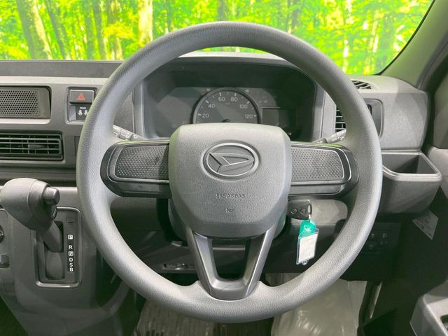 �C���e���A�ɍ��킹���f�U�C���̃X�e�A�����O�́A�^�]�������̂��Ƃ��l���A�^�]���₷���`��A�傫���ł��B�����x�A���ۂɐG���Ă��m���߂��������B