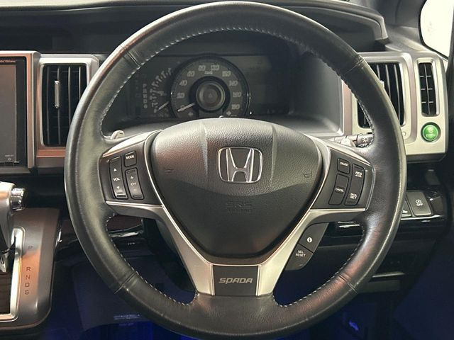 �C���e���A�ɍ��킹���f�U�C���̃X�e�A�����O�́A�^�]�������̂��Ƃ��l���A�^�]���₷���`��A�傫���ł��B�����x�A���ۂɐG���Ă��m���߂��������B