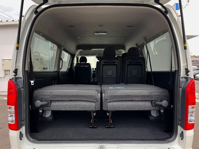 普段のお買い物や通勤、送迎等に十分な荷室スペースを確保しております。セカンドシートを倒すと、大きな荷物の積載も可能です♪