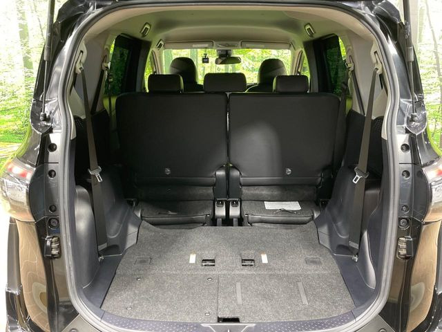 後席を格納すると、これだけの広さが!シーンに合わせたシートアレンジで、大きな荷物も積むことが出来ます♪