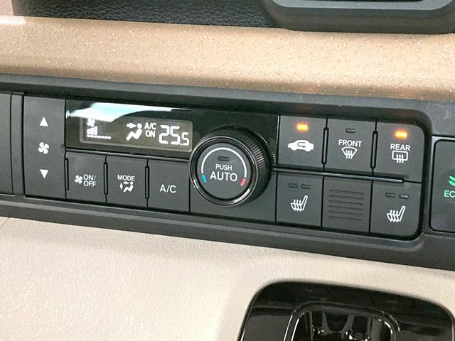 【オートエアコン】一度お好みの温度に設定すれば、車内の温度を検知し風量や温度を自動で調整。暑い&hellip;寒い&hellip;と何度もスイッチ操作をする必要はありません。快適な車内空間には必須の機能ですね♪