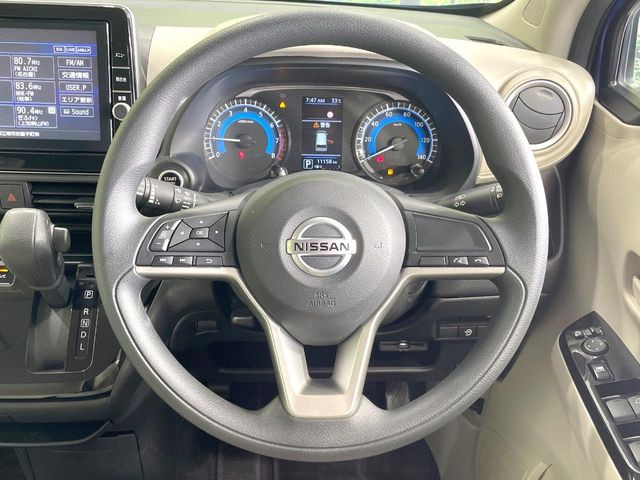 �C���e���A�ɍ��킹���f�U�C���̃X�e�A�����O�́A�^�]�������̂��Ƃ��l���A�^�]���₷���`��A�傫���ł��B�����x�A���ۂɐG���Ă��m���߂��������B