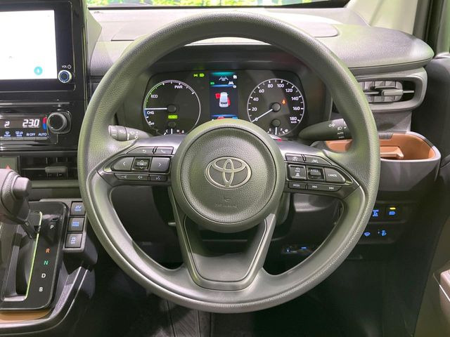 �C���e���A�ɍ��킹���f�U�C���̃X�e�A�����O�́A�^�]�������̂��Ƃ��l���A�^�]���₷���`��A�傫���ł��B�����x�A���ۂɐG���Ă��m���߂��������B