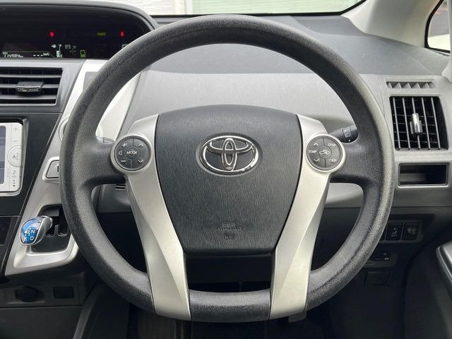 �C���e���A�ɍ��킹���f�U�C���̃X�e�A�����O�́A�^�]�������̂��Ƃ��l���A�^�]���₷���`��A�傫���ł��B�����x�A���ۂɐG���Ă��m���߂��������B