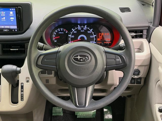 �C���e���A�ɍ��킹���f�U�C���̃X�e�A�����O�́A�^�]�������̂��Ƃ��l���A�^�]���₷���`��A�傫���ł��B�����x�A���ۂɐG���Ă��m���߂��������B