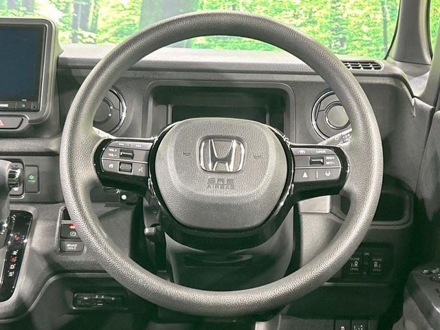 インテリアに合わせたデザインのステアリングは、運転される方のことも考え、運転しやすい形状、大きさです。是非一度、実際に触ってお確かめください。