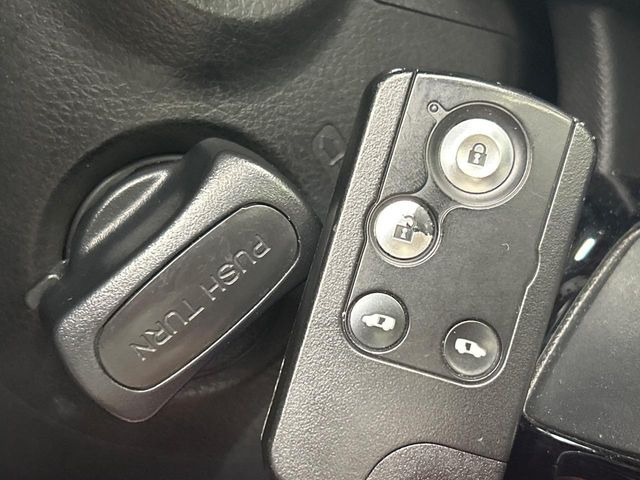 �yHonda�X�}�[�g�L�[�z�J�o����|�P�b�g�ɓ��ꂽ�܂܂ł��h�A�̎{���E�������\�ȃX�}�[�g�L�[�𑕔��B�G���W���̃I���E�I�t�����J�M�����o���K�v����������Ƃ��Ă��֗��ł���