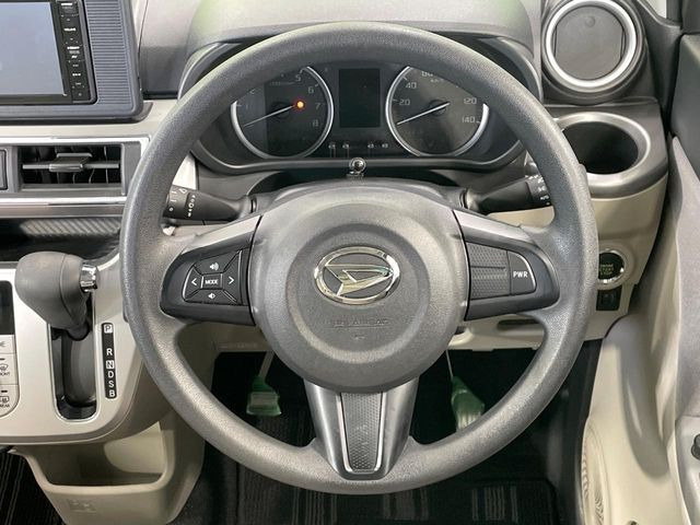 �C���e���A�ɍ��킹���f�U�C���̃X�e�A�����O�́A�^�]�������̂��Ƃ��l���A�^�]���₷���`��A�傫���ł��B�����x�A���ۂɐG���Ă��m���߂��������B