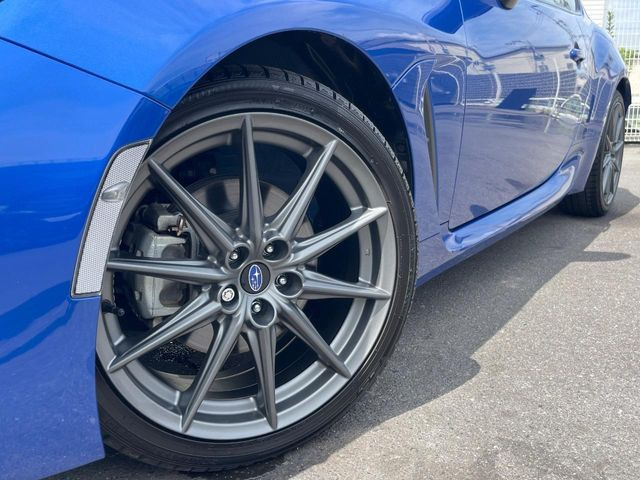 �y����18�C���`�A���~�z�C�[���z�O�ςɃ}�b�`���������A���~�z�C�[���𑕒����Ă���܂��B�e��ЊO�A���~�z�C�[����A�X�^�b�h���X�^�C�����戵�����Ă���܂��B���񂲑��k����������