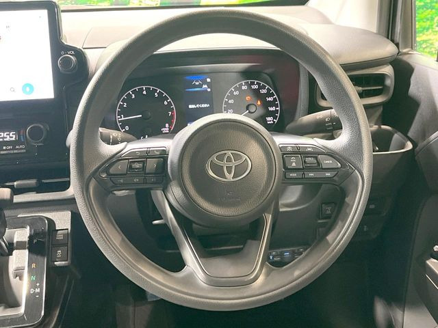 �C���e���A�ɍ��킹���f�U�C���̃X�e�A�����O�́A�^�]�������̂��Ƃ��l���A�^�]���₷���`��A�傫���ł��B�����x�A���ۂɐG���Ă��m���߂��������B