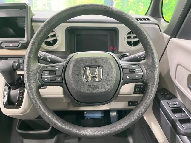�C���e���A�ɍ��킹���f�U�C���̃X�e�A�����O�́A�^�]�������̂��Ƃ��l���A�^�]���₷���`��A�傫���ł��B�����x�A���ۂɐG���Ă��m���߂��������B