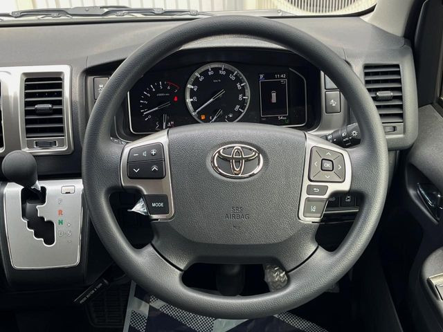 インテリアに合わせたデザインのステアリングは、運転される方のことも考え、運転しやすい形状、大きさです。是非一度、実際に触ってお確かめください。