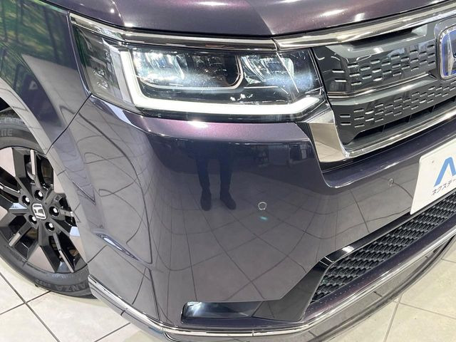【LEDヘッドライト】悪天候や夜間走行時も良好な視界を確保し安心して運転できる高輝度LEDヘッドライトを装備!点灯速度が早く、消費電力も抑えられています。