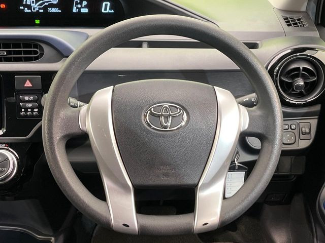 �C���e���A�ɍ��킹���f�U�C���̃X�e�A�����O�́A�^�]�������̂��Ƃ��l���A�^�]���₷���`��A�傫���ł��B�����x�A���ۂɐG���Ă��m���߂��������B