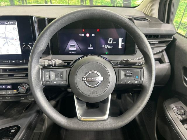 �C���e���A�ɍ��킹���f�U�C���̃X�e�A�����O�́A�^�]�������̂��Ƃ��l���A�^�]���₷���`��A�傫���ł��B�����x�A���ۂɐG���Ă��m���߂��������B