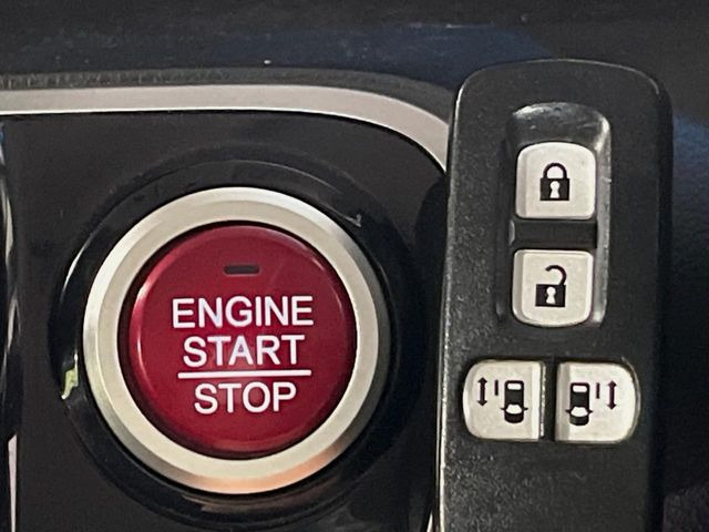 �yHonda�X�}�[�g�L�[�z�J�o����|�P�b�g�ɓ��ꂽ�܂܂ł��h�A�̎{���E�������\�ȃX�}�[�g�L�[�𑕔��B�G���W���̃I���E�I�t�����J�M�����o���K�v����������Ƃ��Ă��֗��ł���
