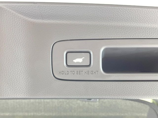 【パワーバックドア】スマートキーや運転席のボタンを押すだけでリアゲートが自動で開閉します!荷物を持っている時や、高い位置にあるバックドアを閉める際に便利な機能です♪
