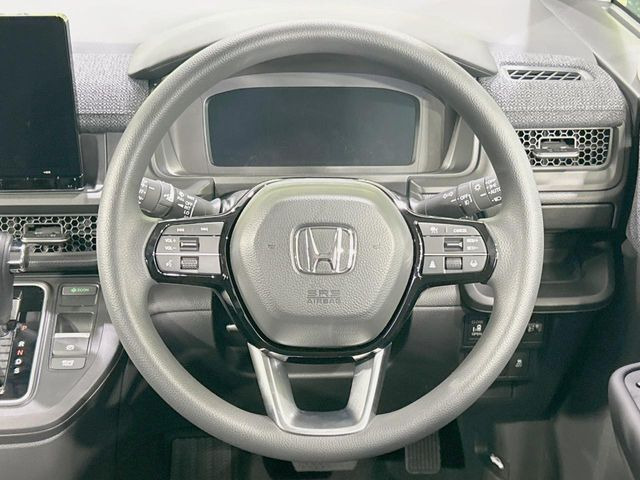 �C���e���A�ɍ��킹���f�U�C���̃X�e�A�����O�́A�^�]�������̂��Ƃ��l���A�^�]���₷���`��A�傫���ł��B�����x�A���ۂɐG���Ă��m���߂��������B