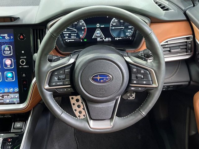 �C���e���A�ɍ��킹���f�U�C���̃X�e�A�����O�́A�^�]�������̂��Ƃ��l���A�^�]���₷���`��A�傫���ł��B�����x�A���ۂɐG���Ă��m���߂��������B