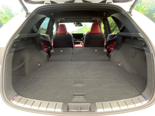 ���i�̂���������ʋ΁A���}���ɏ\���ȉ׎��X�y�[�X���m�ۂ��Ă���܂��B�Z�J���h�V�[�g��|���ƁA�傫�ȉו��̐ύڂ��\�ł���