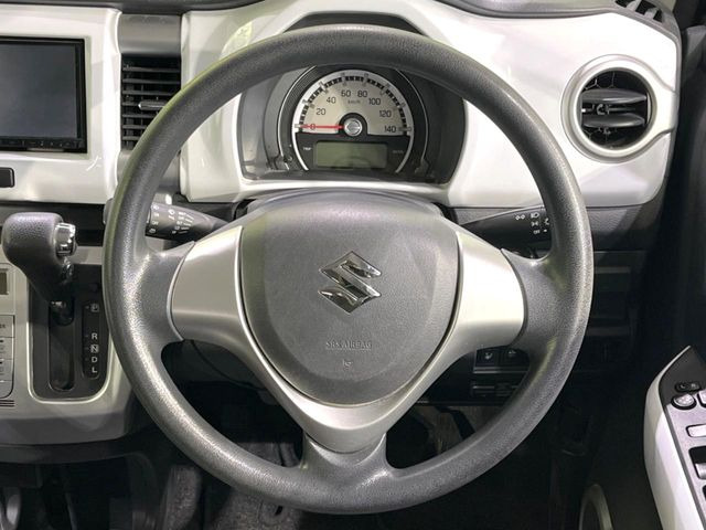�C���e���A�ɍ��킹���f�U�C���̃X�e�A�����O�́A�^�]�������̂��Ƃ��l���A�^�]���₷���`��A�傫���ł��B�����x�A���ۂɐG���Ă��m���߂��������B
