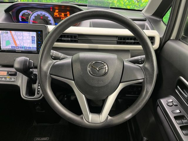�C���e���A�ɍ��킹���f�U�C���̃X�e�A�����O�́A�^�]�������̂��Ƃ��l���A�^�]���₷���`��A�傫���ł��B�����x�A���ۂɐG���Ă��m���߂��������B