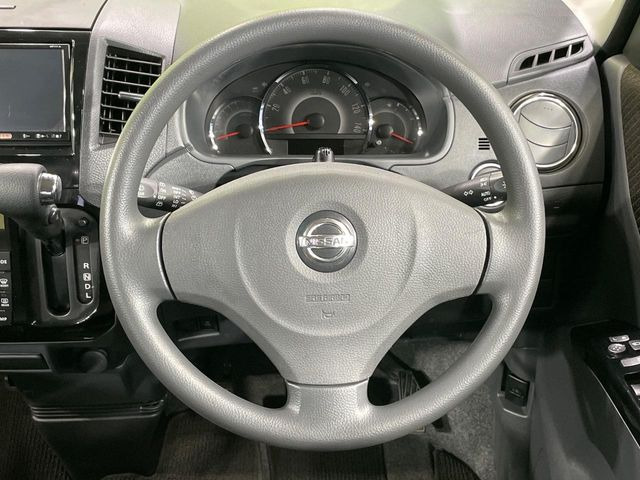 �C���e���A�ɍ��킹���f�U�C���̃X�e�A�����O�́A�^�]�������̂��Ƃ��l���A�^�]���₷���`��A�傫���ł��B�����x�A���ۂɐG���Ă��m���߂��������B
