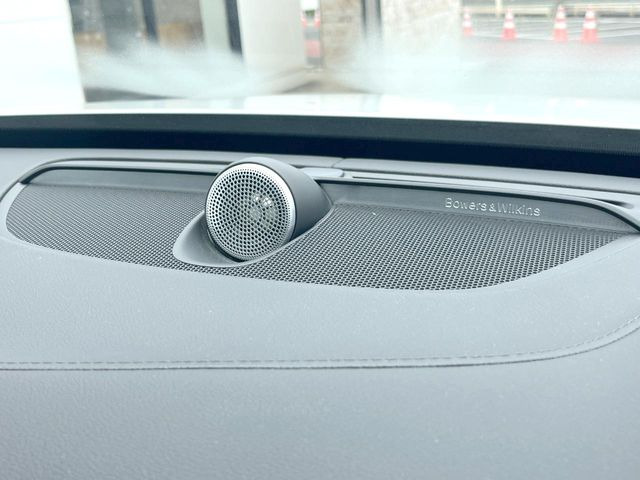 ��Bowers&Wilkins�T�E���h�V�X�e��:�����C���e���A���������̃v���~�A���T�E���h�V�X�e���𑕔����Ă���A���i�����Տꊴ�̂��鉹�y���ԓ��ł��y���݂��������܂��B