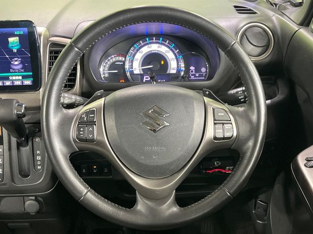 �C���e���A�ɍ��킹���f�U�C���̃X�e�A�����O�́A�^�]�������̂��Ƃ��l���A�^�]���₷���`��A�傫���ł��B�����x�A���ۂɐG���Ă��m���߂��������B