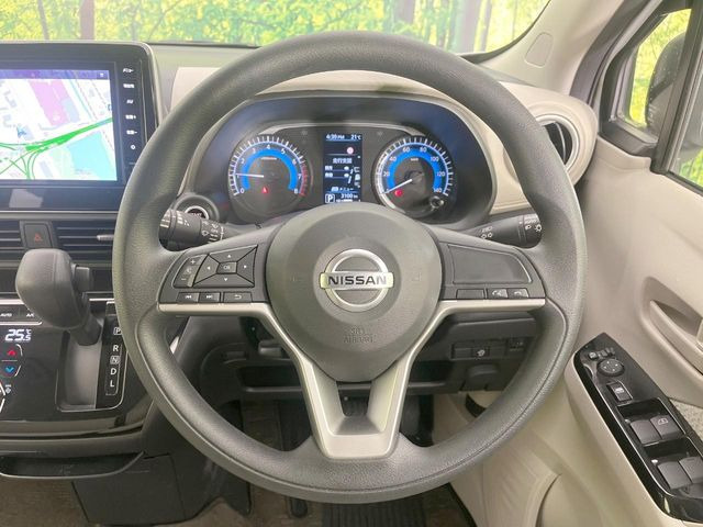 �C���e���A�ɍ��킹���f�U�C���̃X�e�A�����O�́A�^�]�������̂��Ƃ��l���A�^�]���₷���`��A�傫���ł��B�����x�A���ۂɐG���Ă��m���߂��������B