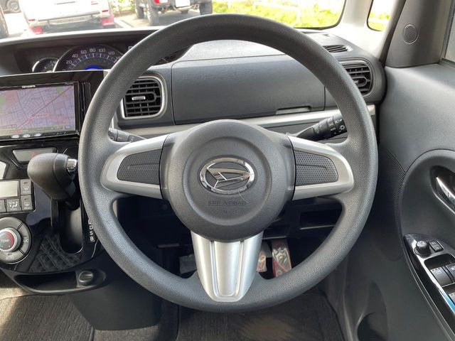 �C���e���A�ɍ��킹���f�U�C���̃X�e�A�����O�́A�^�]�������̂��Ƃ��l���A�^�]���₷���`��A�傫���ł��B�����x�A���ۂɐG���Ă��m���߂��������B