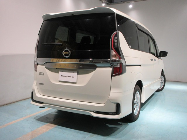 セレナ2.0 ハイウェイスターV 4WD