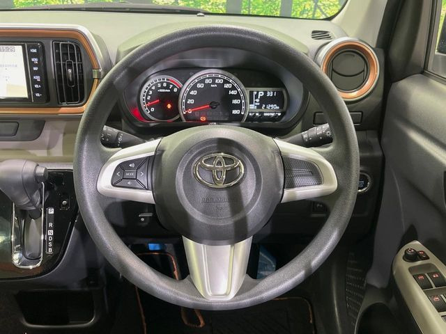 �C���e���A�ɍ��킹���f�U�C���̃X�e�A�����O�́A�^�]�������̂��Ƃ��l���A�^�]���₷���`��A�傫���ł��B�����x�A���ۂɐG���Ă��m���߂��������B