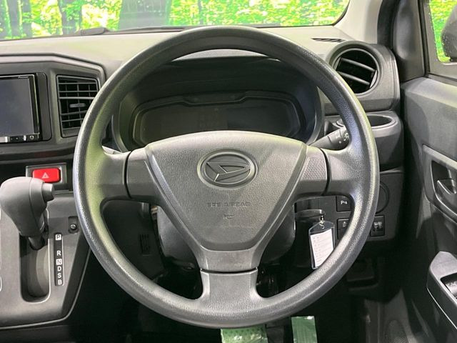�C���e���A�ɍ��킹���f�U�C���̃X�e�A�����O�́A�^�]�������̂��Ƃ��l���A�^�]���₷���`��A�傫���ł��B�����x�A���ۂɐG���Ă��m���߂��������B