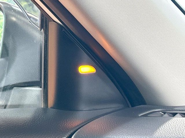 【後方車輛検知】走行中、ドアミラーの死角になりやすい箇所に後続車が接近するとサイドミラー付近に警告を表示、ドライバーに注意喚起をしてくれます。