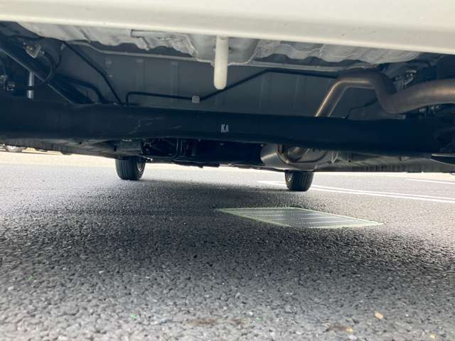 下廻りもとてもキレイな状態です、長くお乗り頂けるよう弊社はサビ腐食のない車両を厳選仕入れしています!