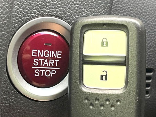 �yHonda�X�}�[�g�L�[�z�J�o����|�P�b�g�ɓ��ꂽ�܂܂ł��h�A�̎{���E�������\�ȃX�}�[�g�L�[�𑕔��B�G���W���̃I���E�I�t�����J�M�����o���K�v����������Ƃ��Ă��֗��ł���