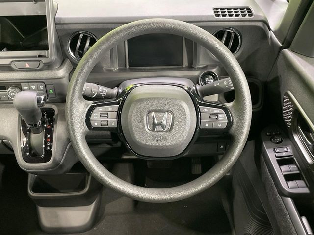 インテリアに合わせたデザインのステアリングは、運転される方のことも考え、運転しやすい形状、大きさです。是非一度、実際に触ってお確かめください。