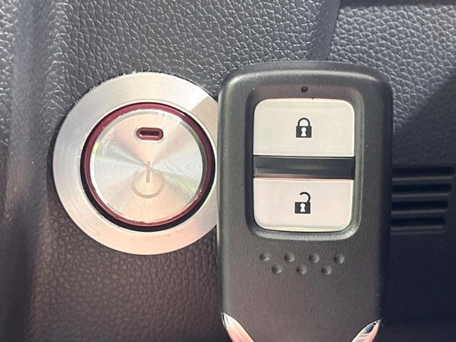 �yHonda�X�}�[�g�L�[�z�J�o����|�P�b�g�ɓ��ꂽ�܂܂ł��h�A�̎{���E�������\�ȃX�}�[�g�L�[�𑕔��B�G���W���̃I���E�I�t�����J�M�����o���K�v����������Ƃ��Ă��֗��ł���