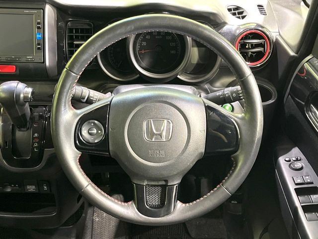 �C���e���A�ɍ��킹���f�U�C���̃X�e�A�����O�́A�^�]�������̂��Ƃ��l���A�^�]���₷���`��A�傫���ł��B�����x�A���ۂɐG���Ă��m���߂��������B