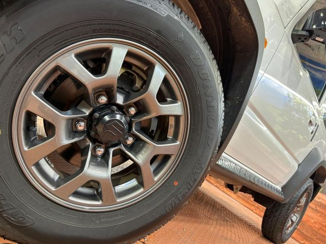 �y����15�C���`�A���~�z�C�[���z�O�ςɃ}�b�`���������A���~�z�C�[���𑕒����Ă���܂��B�e��ЊO�A���~�z�C�[����A�X�^�b�h���X�^�C�����戵�����Ă���܂��B���񂲑��k����������