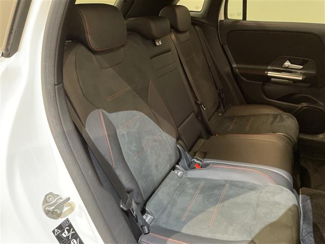 GLAクラスGLA200d 4マチック AMGライン 4WD