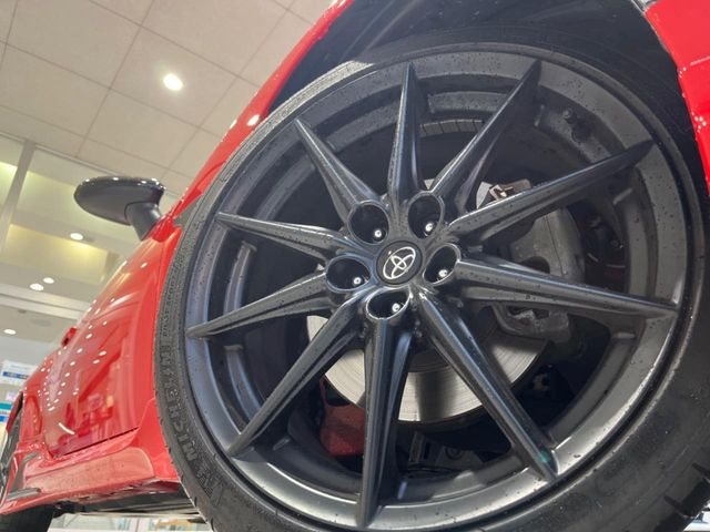 �y����18�C���`�A���~�z�C�[���z�O�ςɃ}�b�`���������A���~�z�C�[���𑕒����Ă���܂��B�e��ЊO�A���~�z�C�[����A�X�^�b�h���X�^�C�����戵�����Ă���܂��B���񂲑��k����������