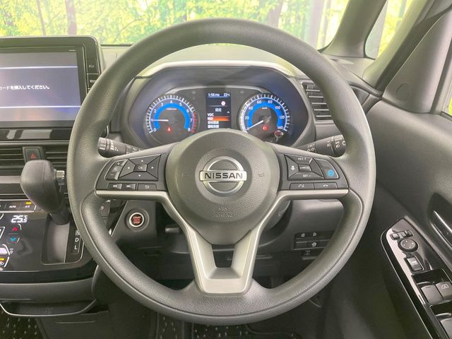 �C���e���A�ɍ��킹���f�U�C���̃X�e�A�����O�́A�^�]�������̂��Ƃ��l���A�^�]���₷���`��A�傫���ł��B�����x�A���ۂɐG���Ă��m���߂��������B