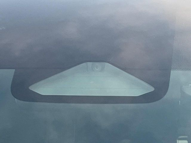 【トヨタセーフティセンス】走行中に前方の車両等を認識し、衝突しそうな時は警報とブレーキで衝突回避と被害軽減をアシスト。より安全にドライブをお楽しみいただけます。
